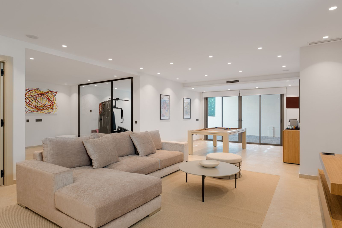 5 Bed Townhouse for sale in Nueva Andalucía Costa Del Sol, Málaga, Spain