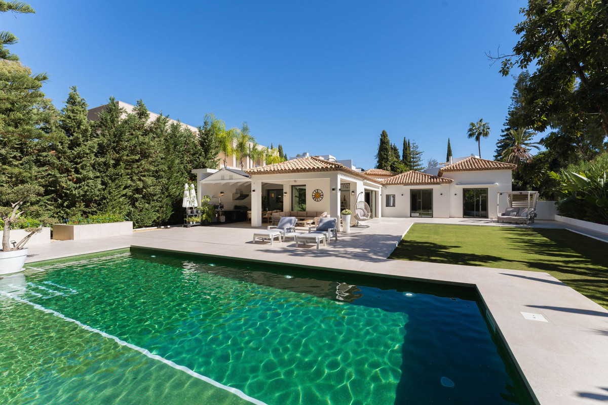 5 Bed Townhouse for sale in Nueva Andalucía Costa Del Sol, Málaga, Spain