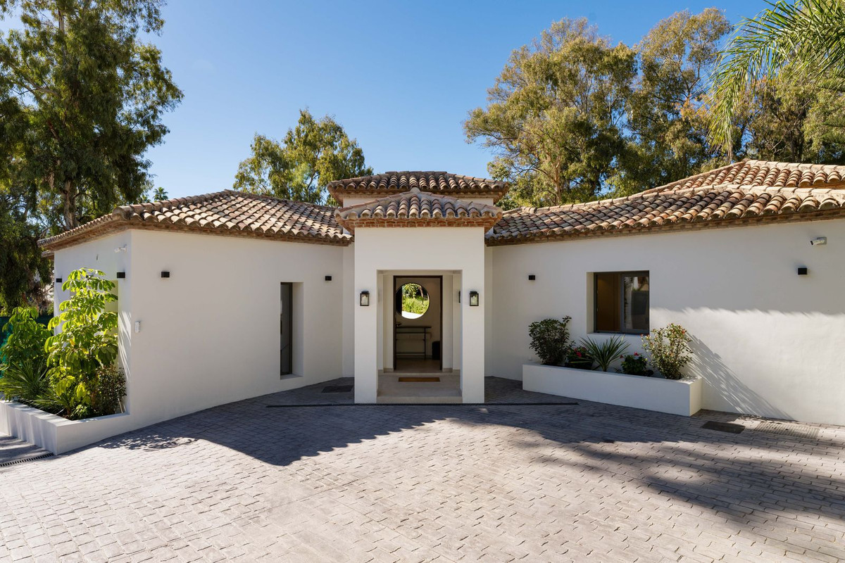 5 Bed Townhouse for sale in Nueva Andalucía Costa Del Sol, Málaga, Spain