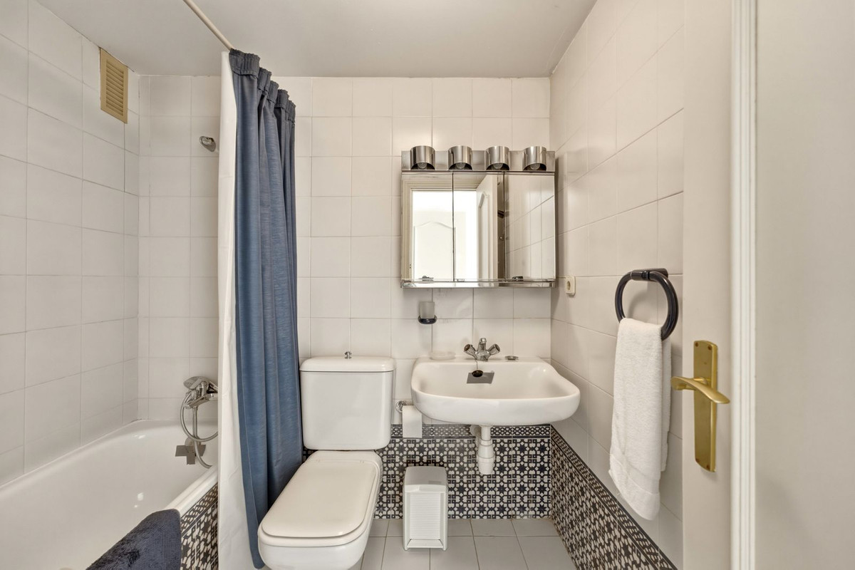 2 Bed Apartment for sale in Calahonda Costa Del Sol, Málaga, Spain