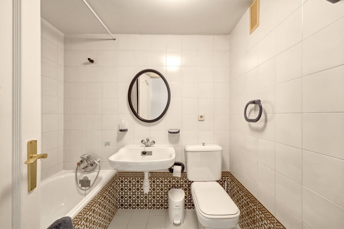 2 Bed Apartment for sale in Calahonda Costa Del Sol, Málaga, Spain