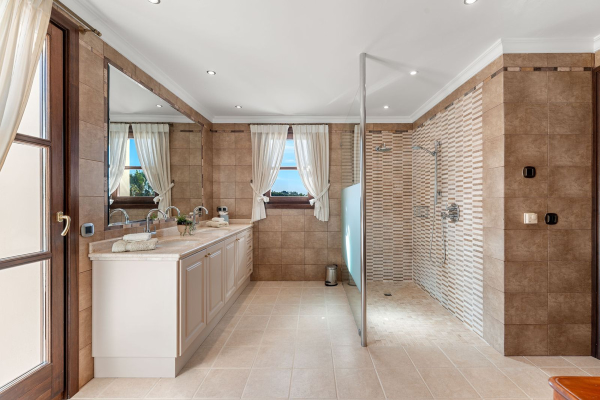 5 Bed Townhouse for sale in Estepona Costa Del Sol, Málaga, Spain