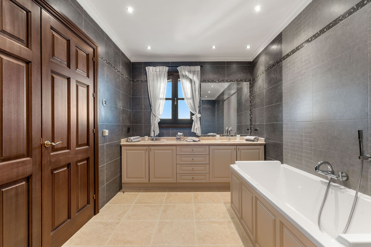 5 Bed Townhouse for sale in Estepona Costa Del Sol, Málaga, Spain