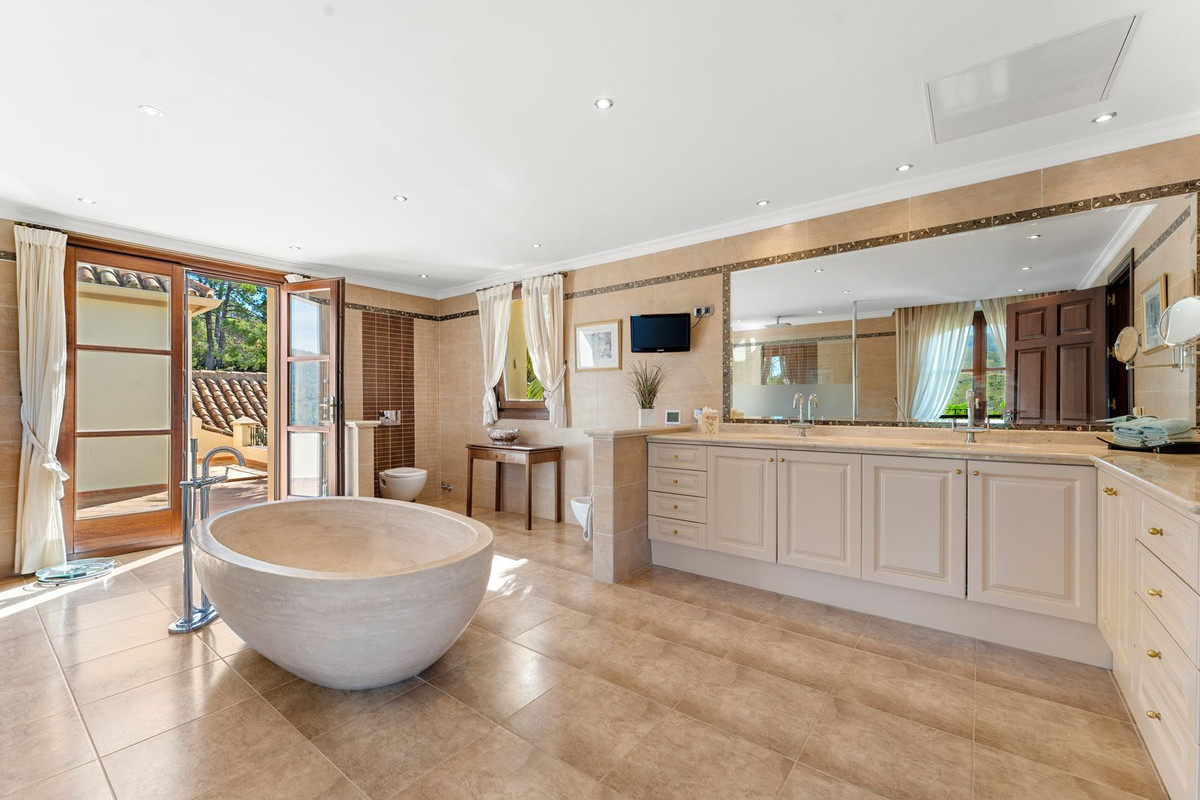 5 Bed Townhouse for sale in Estepona Costa Del Sol, Málaga, Spain