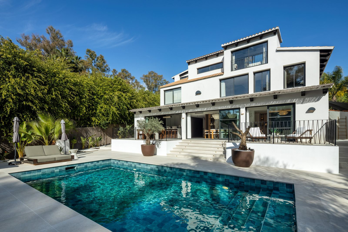 5 Bed Townhouse for sale in Nueva Andalucía Costa Del Sol, Málaga, Spain