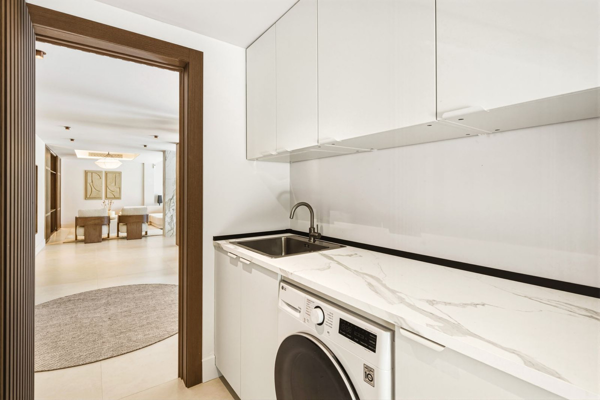 5 Bed Townhouse for sale in Nueva Andalucía Costa Del Sol, Málaga, Spain
