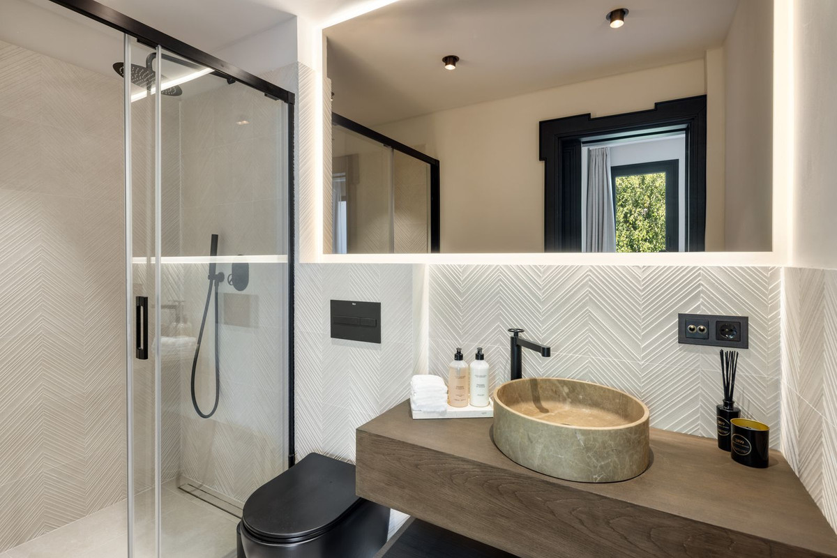 5 Bed Townhouse for sale in Nueva Andalucía Costa Del Sol, Málaga, Spain
