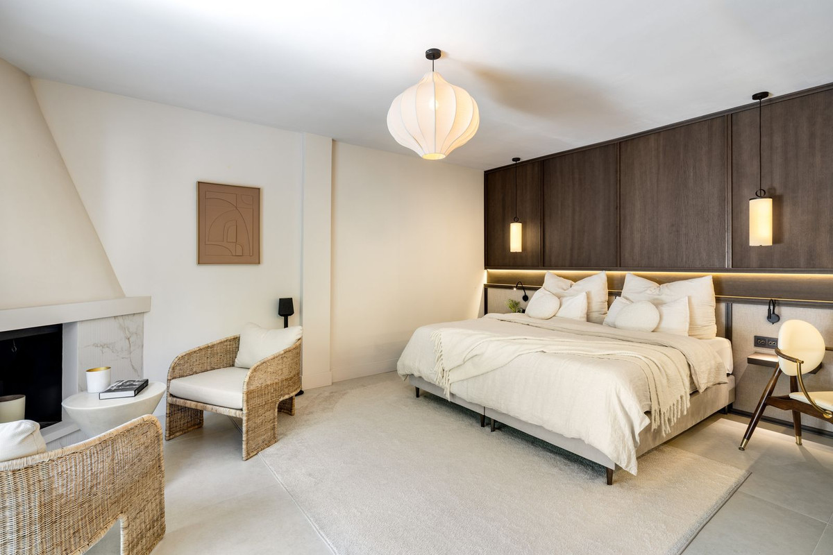 5 Bed Townhouse for sale in Nueva Andalucía Costa Del Sol, Málaga, Spain