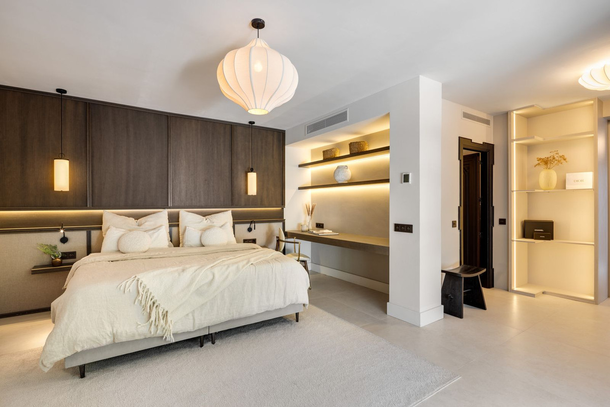 5 Bed Townhouse for sale in Nueva Andalucía Costa Del Sol, Málaga, Spain
