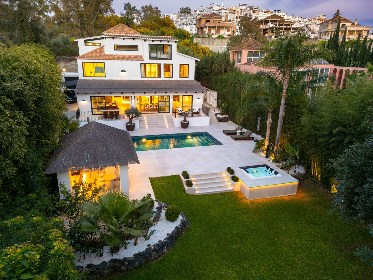 5 Bed Townhouse for sale in Nueva Andalucía Costa Del Sol, Málaga, Spain