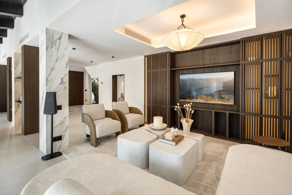 5 Bed Townhouse for sale in Nueva Andalucía Costa Del Sol, Málaga, Spain