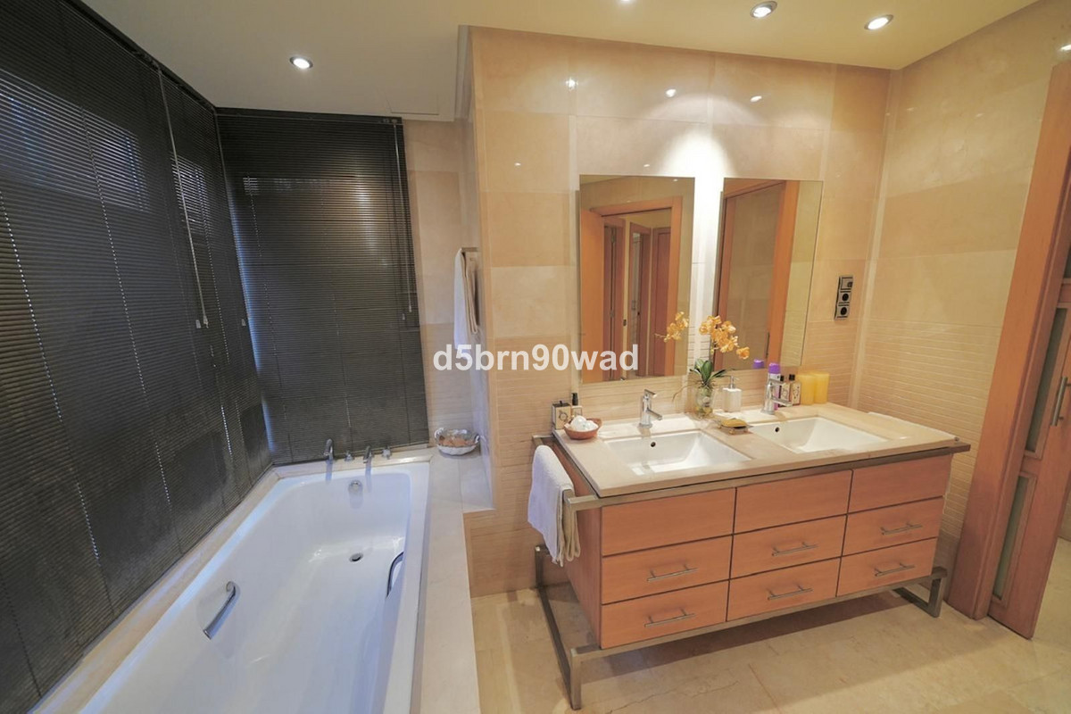 3 Bed Apartment for sale in Marbella Costa Del Sol, Málaga, Spain