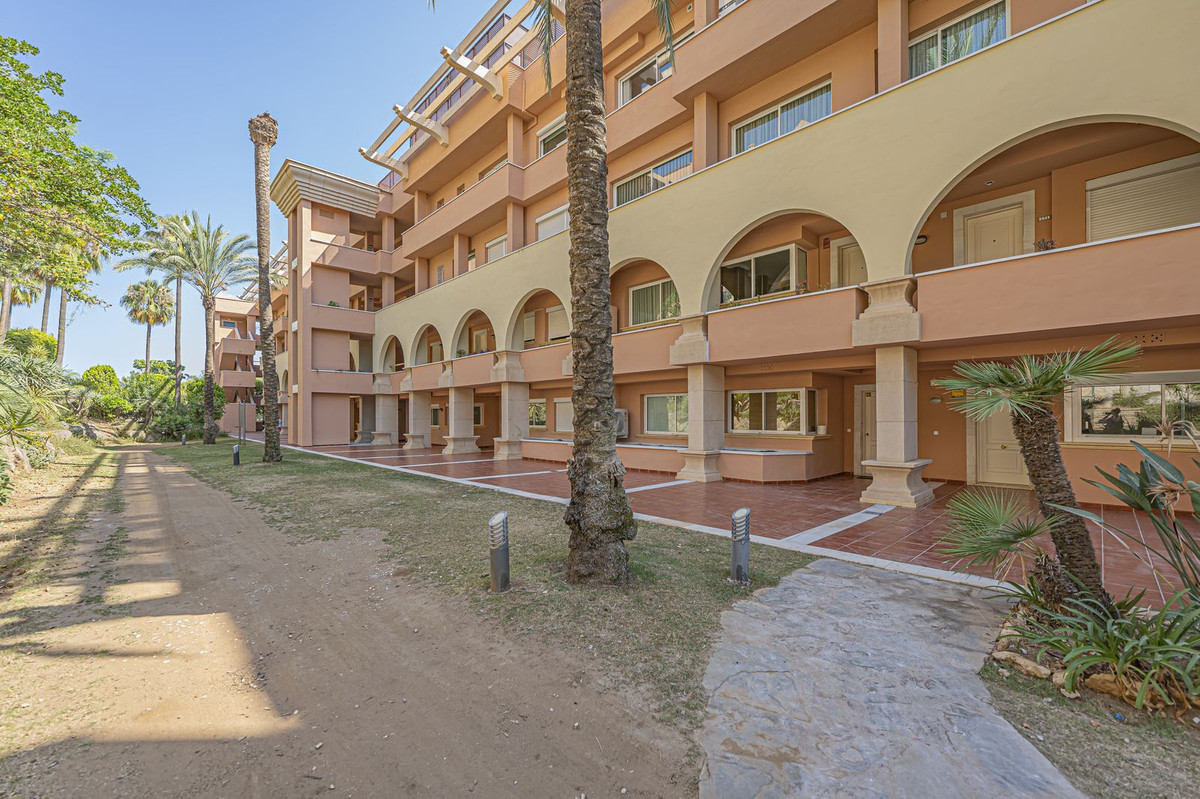 2 Bed Apartment for sale in Nueva Andalucía Costa Del Sol, Málaga, Spain