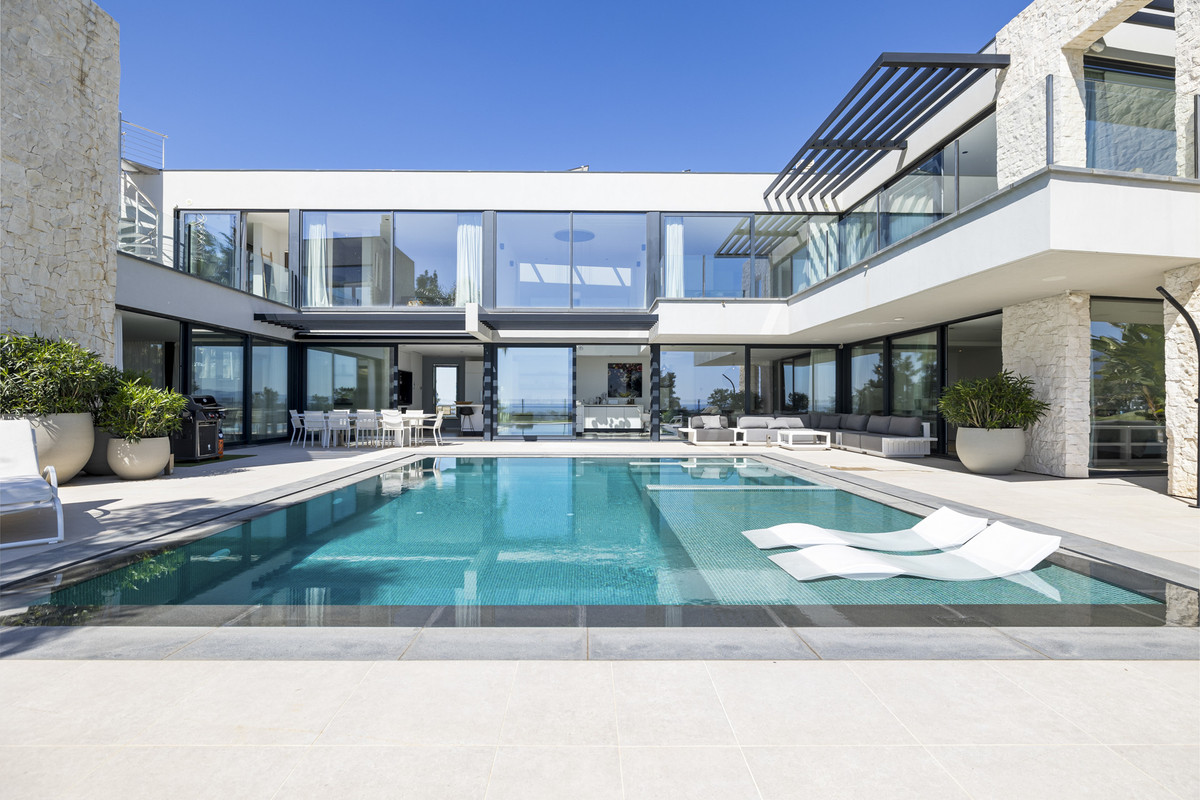 5 Bed Townhouse for sale in Benahavís Costa Del Sol, Málaga, Spain