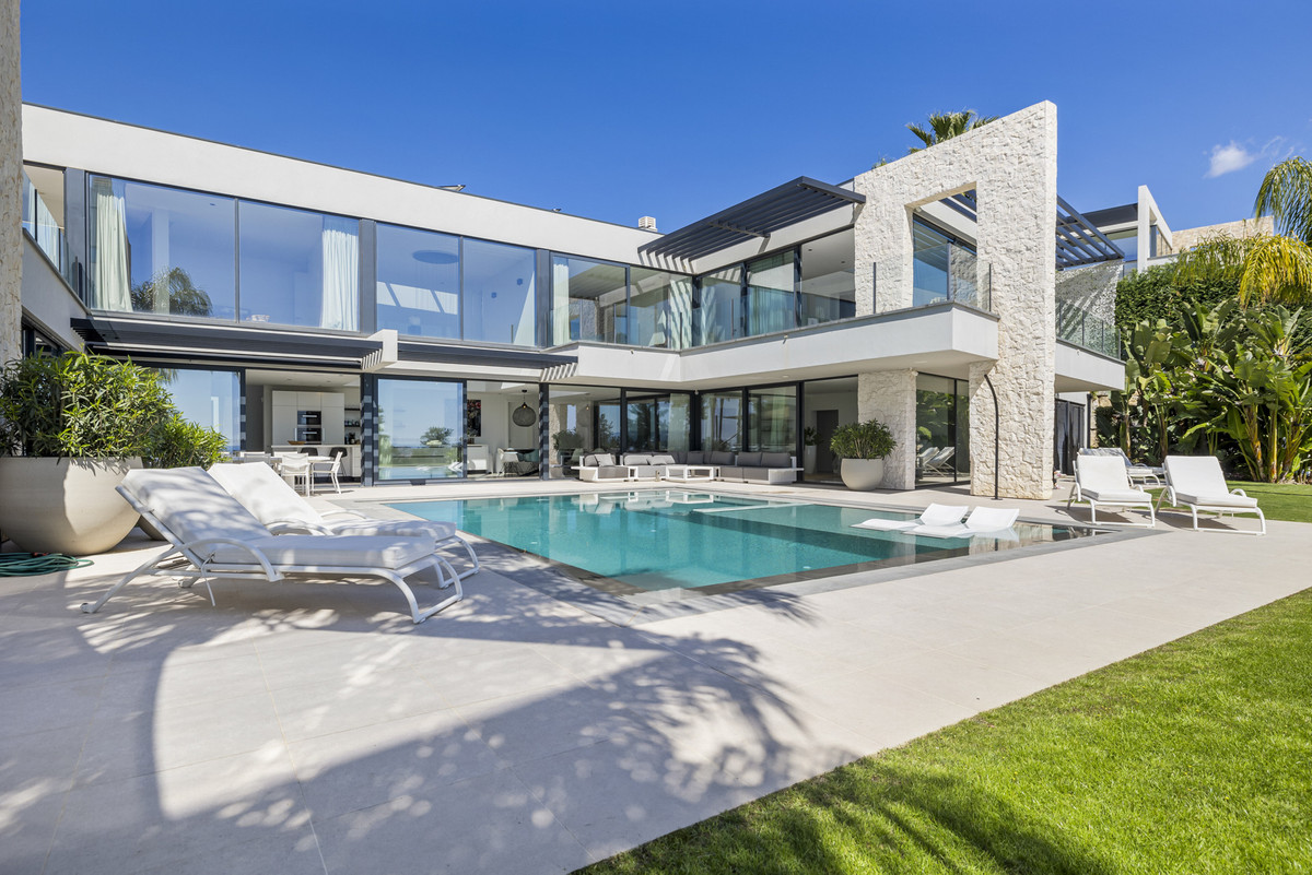 5 Bed Townhouse for sale in Benahavís Costa Del Sol, Málaga, Spain