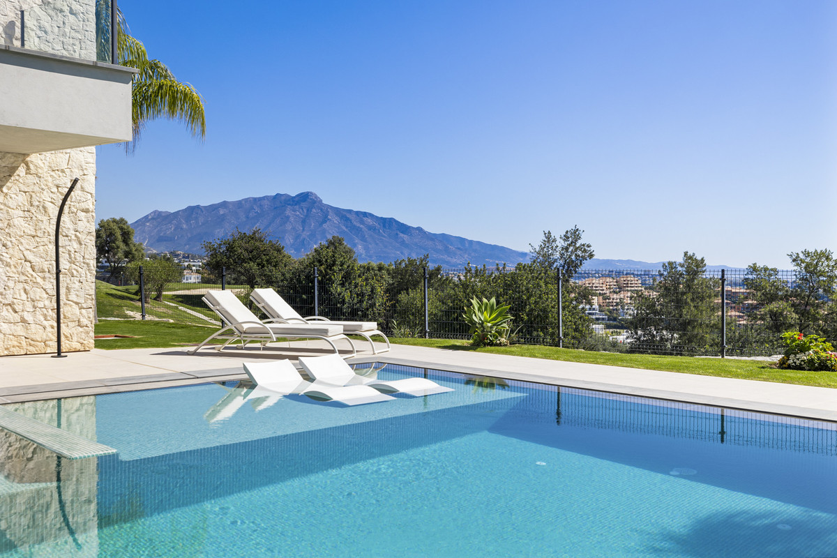 5 Bed Townhouse for sale in Benahavís Costa Del Sol, Málaga, Spain