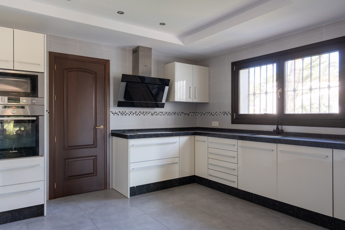 4 Bed Townhouse for sale in El Rosario Costa Del Sol, Málaga, Spain