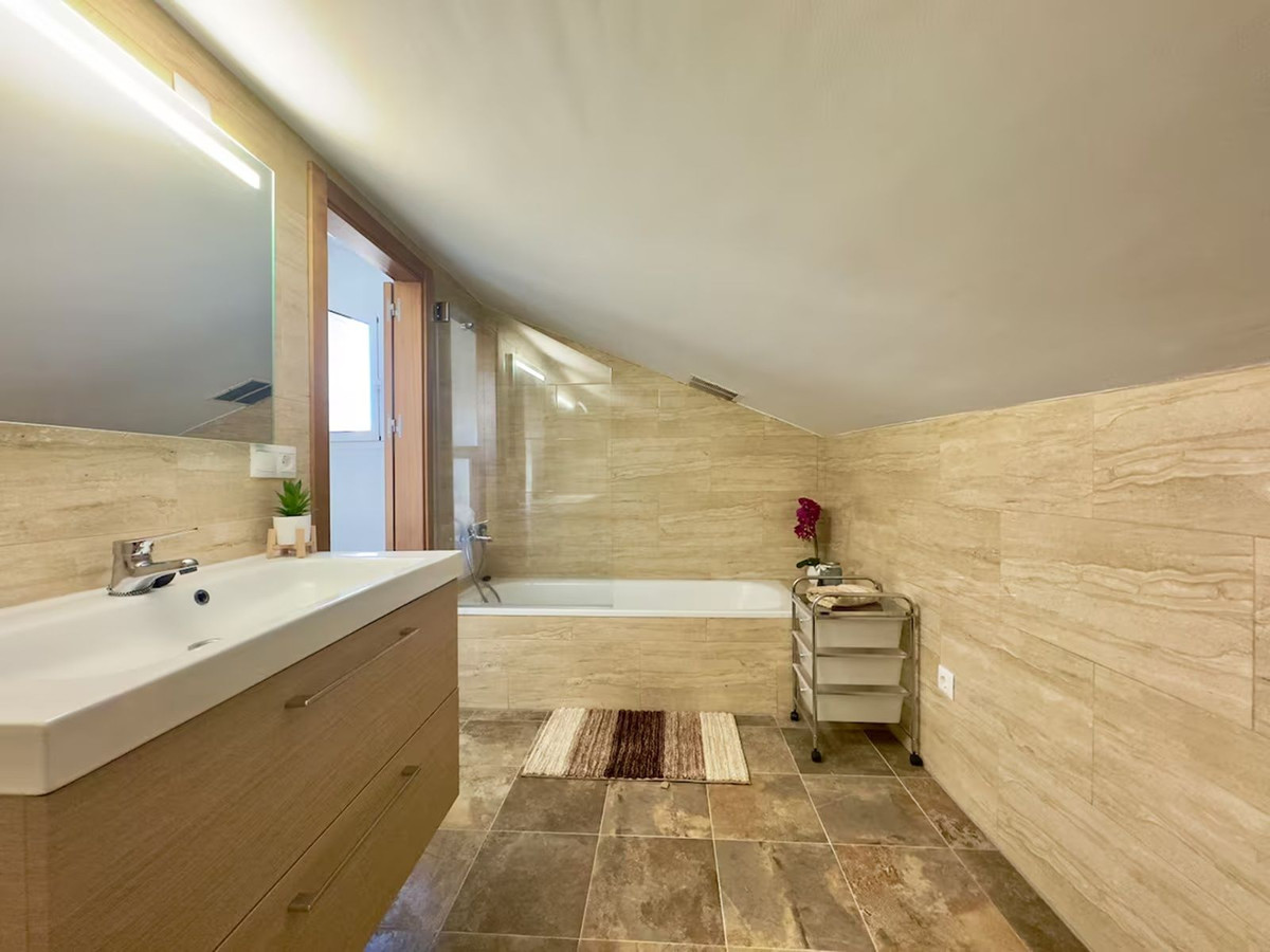 5 Bed Townhouse for sale in Coín Costa Del Sol, Málaga, Spain
