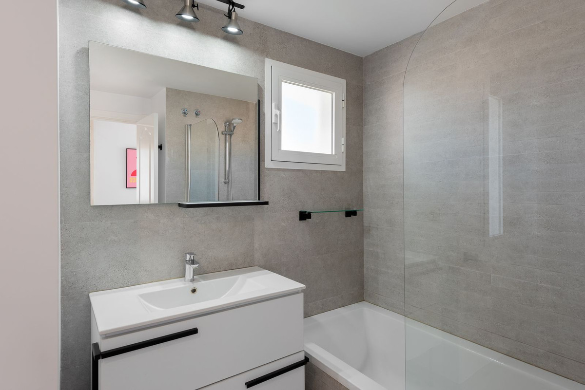 2 Bed Apartment for sale in Nueva Andalucía Costa Del Sol, Málaga, Spain