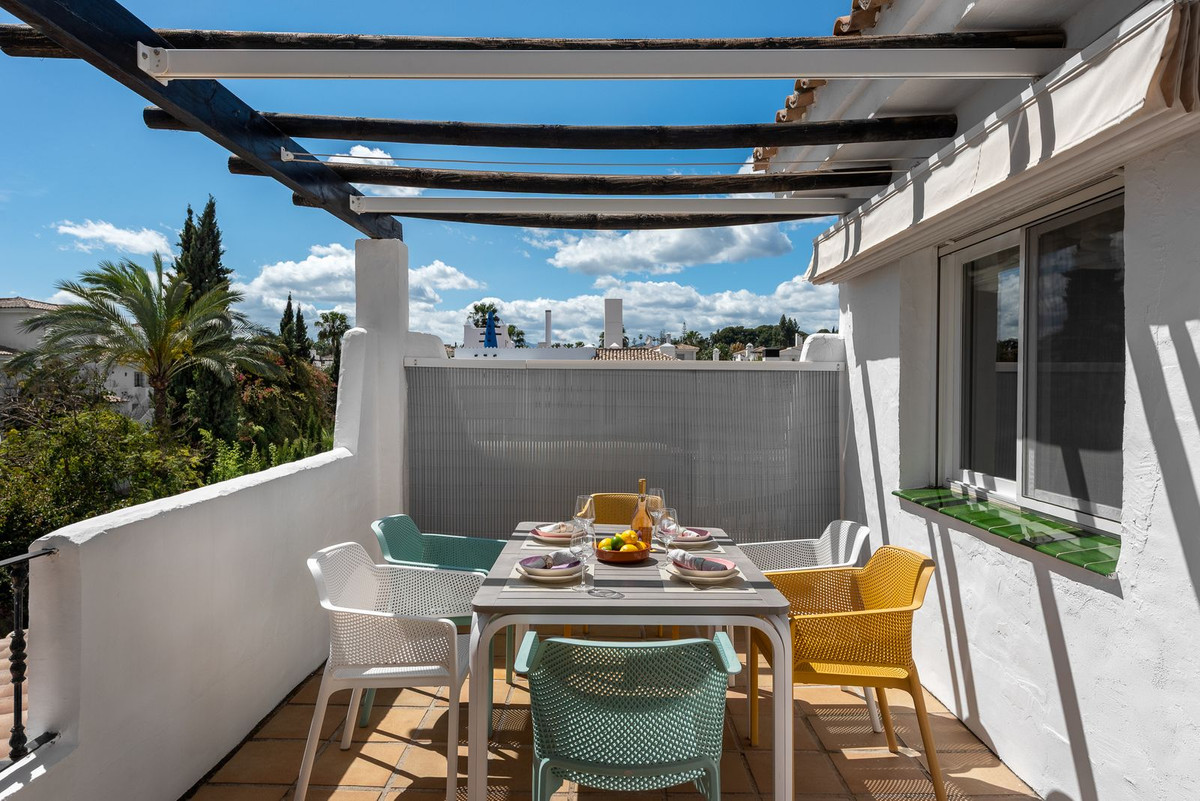 2 Bed Apartment for sale in Nueva Andalucía Costa Del Sol, Málaga, Spain