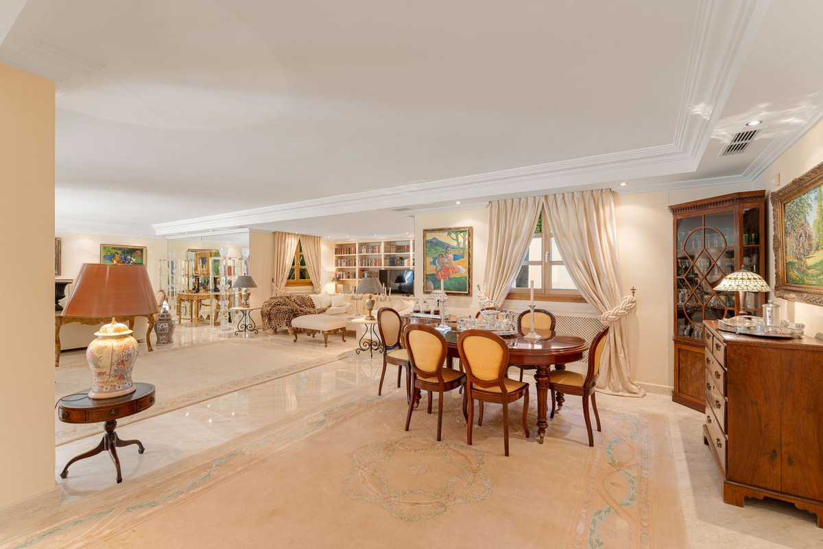 5 Bed Townhouse for sale in Nueva Andalucía Costa Del Sol, Málaga, Spain