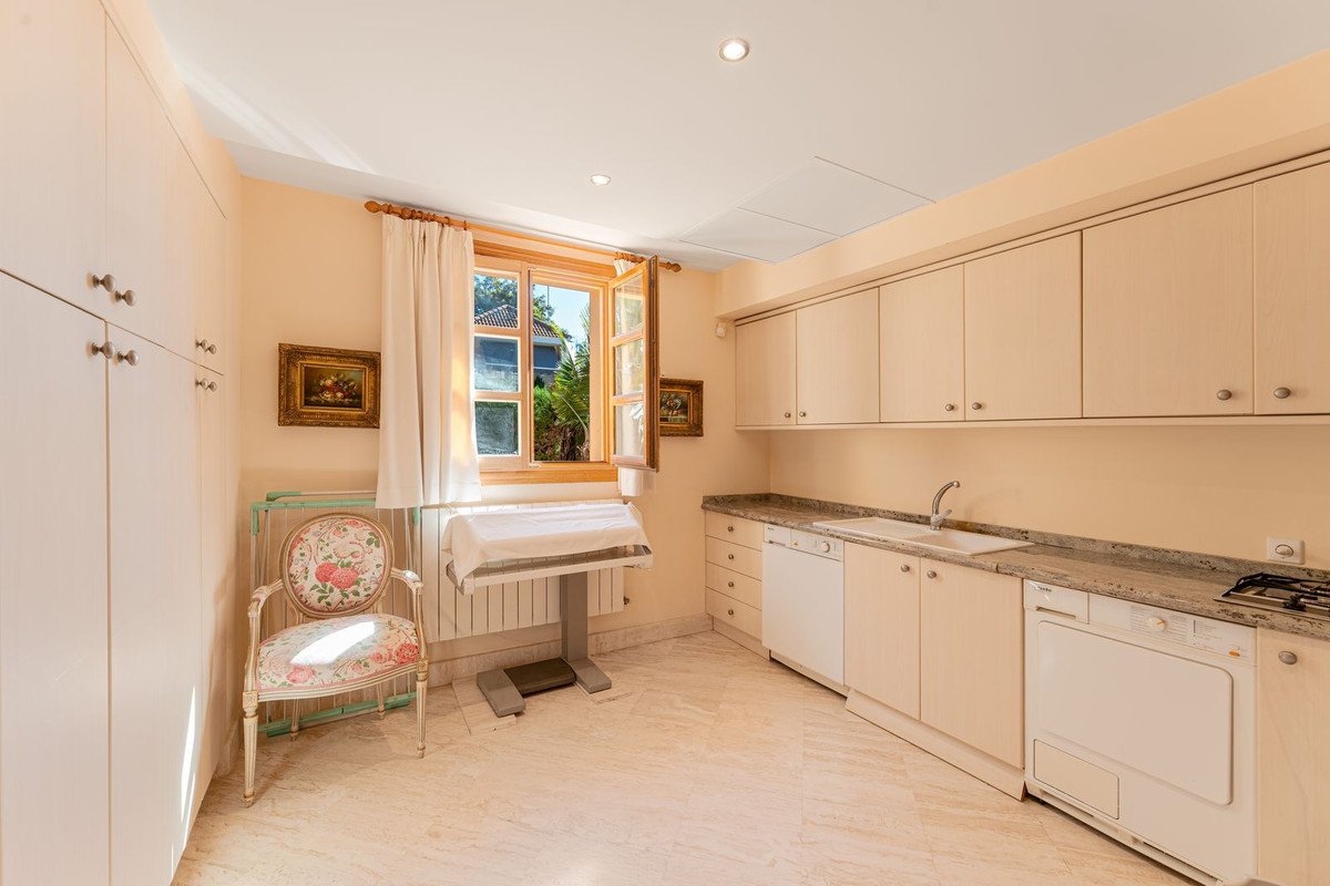 5 Bed Townhouse for sale in Nueva Andalucía Costa Del Sol, Málaga, Spain