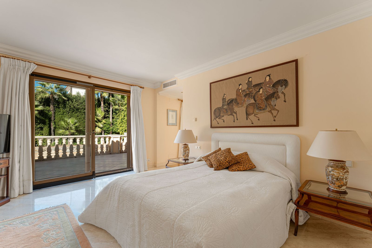 5 Bed Townhouse for sale in Nueva Andalucía Costa Del Sol, Málaga, Spain