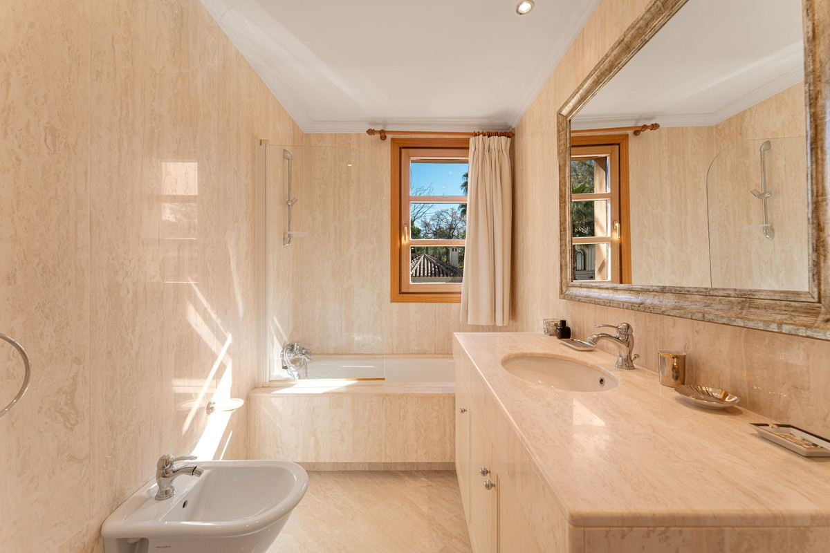 5 Bed Townhouse for sale in Nueva Andalucía Costa Del Sol, Málaga, Spain