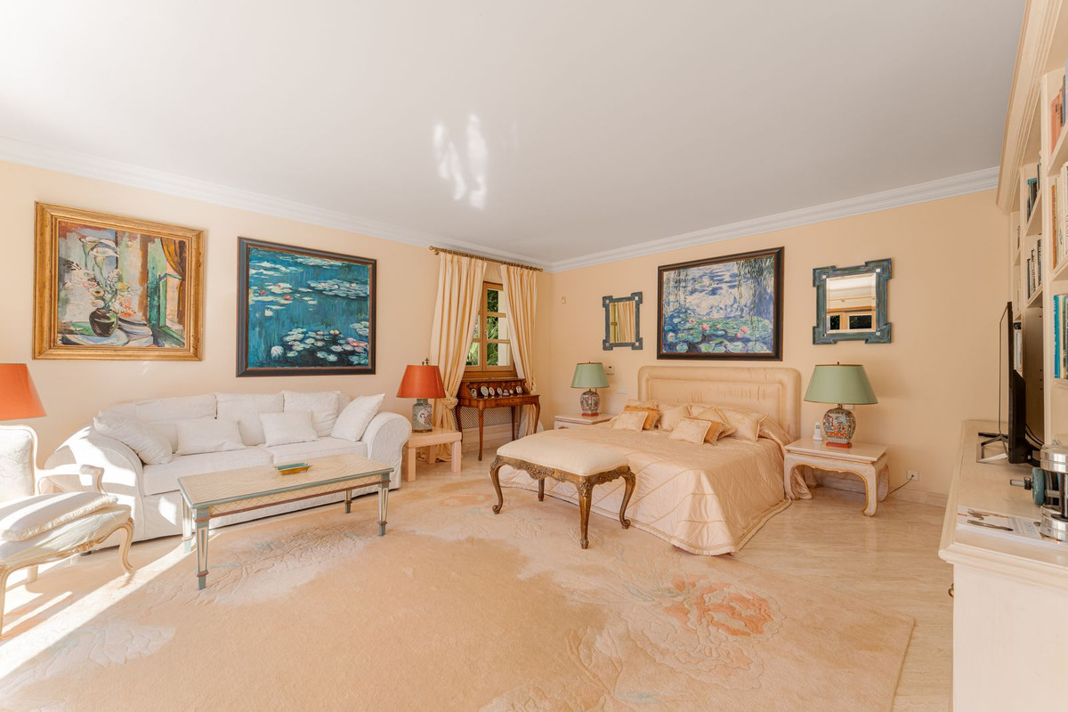 5 Bed Townhouse for sale in Nueva Andalucía Costa Del Sol, Málaga, Spain