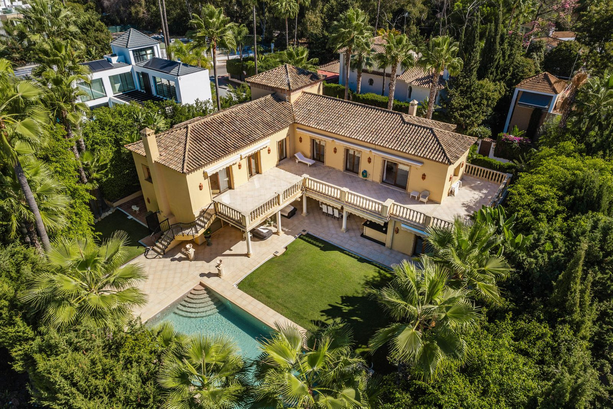 5 Bed Townhouse for sale in Nueva Andalucía Costa Del Sol, Málaga, Spain