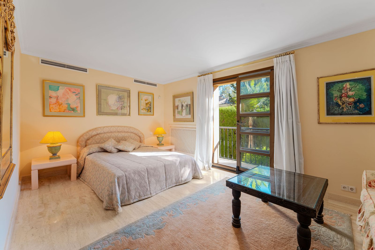 5 Bed Townhouse for sale in Nueva Andalucía Costa Del Sol, Málaga, Spain