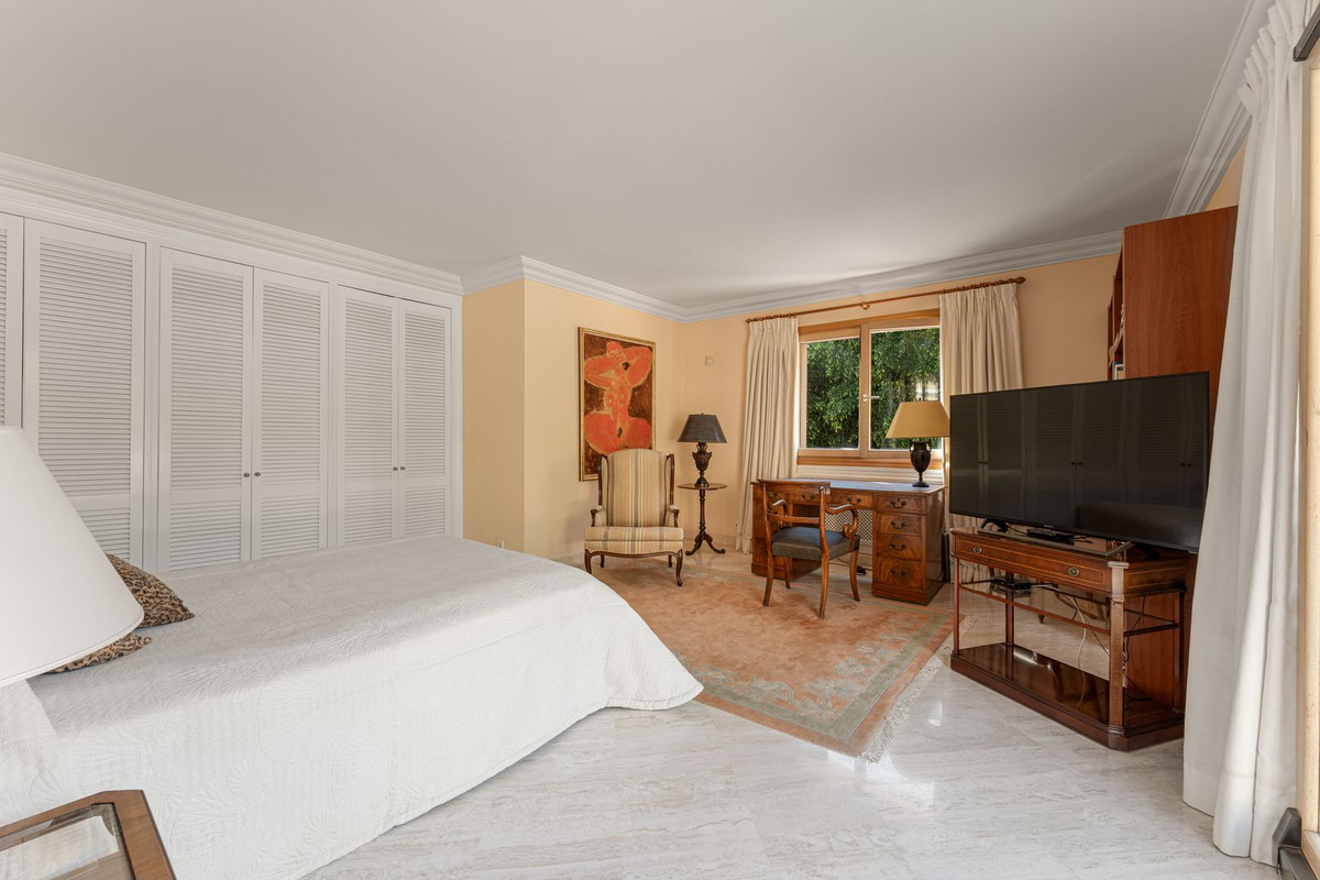 5 Bed Townhouse for sale in Nueva Andalucía Costa Del Sol, Málaga, Spain