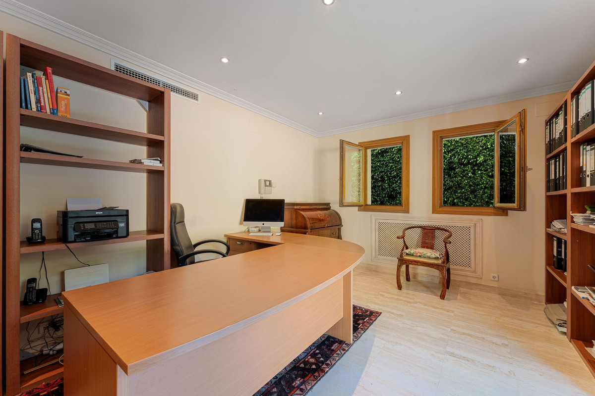 5 Bed Townhouse for sale in Nueva Andalucía Costa Del Sol, Málaga, Spain