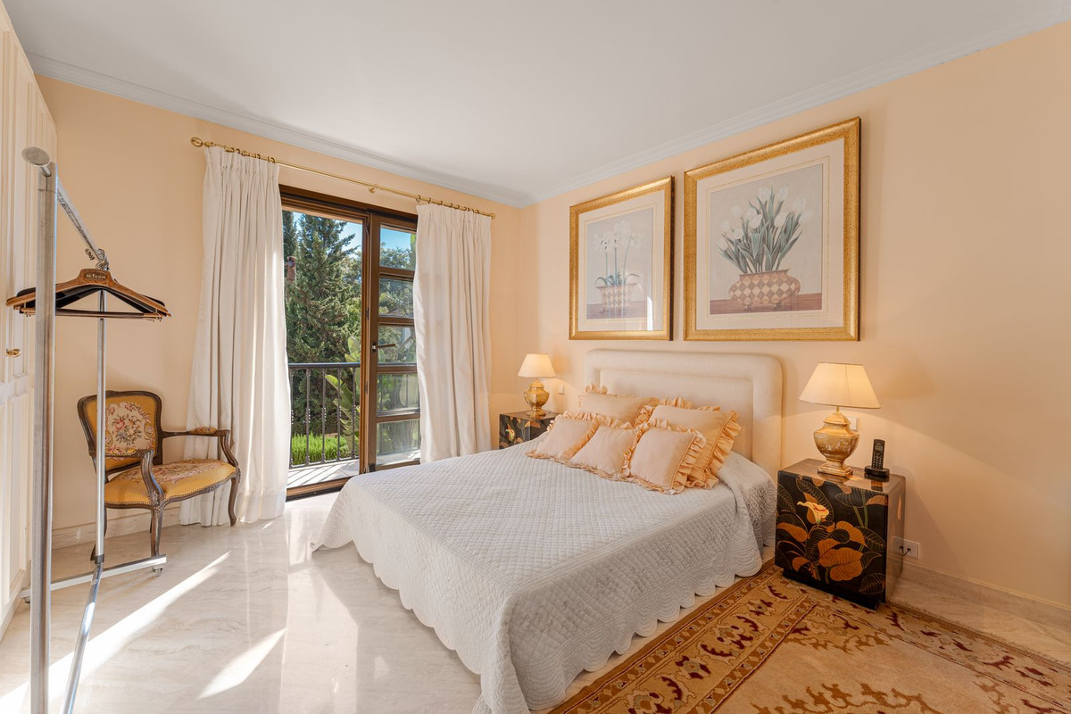 5 Bed Townhouse for sale in Nueva Andalucía Costa Del Sol, Málaga, Spain