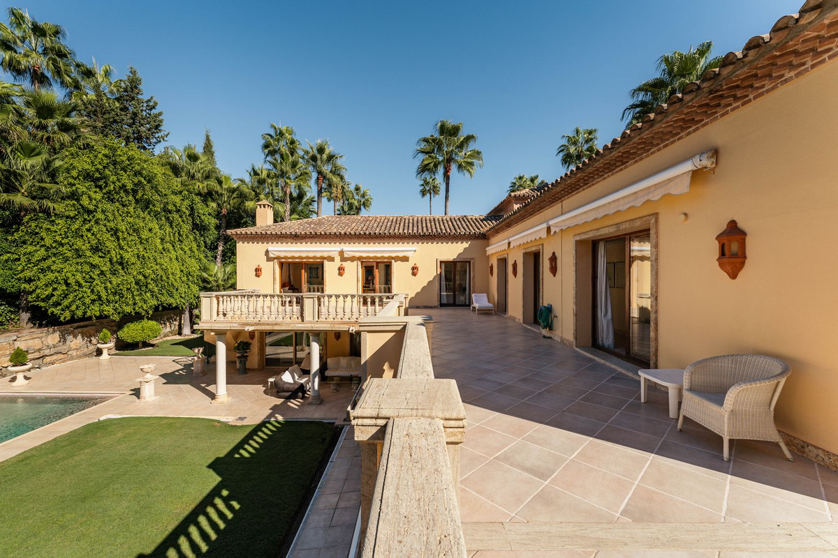 5 Bed Townhouse for sale in Nueva Andalucía Costa Del Sol, Málaga, Spain