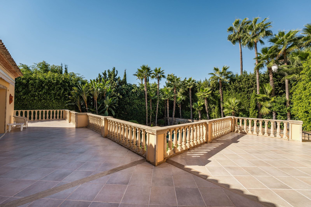 5 Bed Townhouse for sale in Nueva Andalucía Costa Del Sol, Málaga, Spain