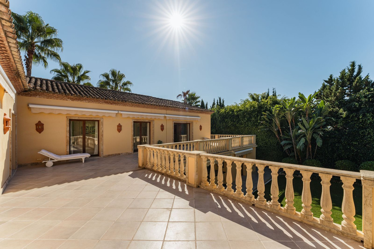 5 Bed Townhouse for sale in Nueva Andalucía Costa Del Sol, Málaga, Spain