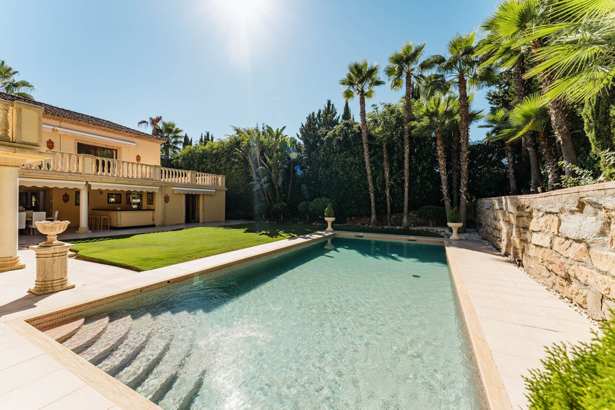 5 Bed Townhouse for sale in Nueva Andalucía Costa Del Sol, Málaga, Spain