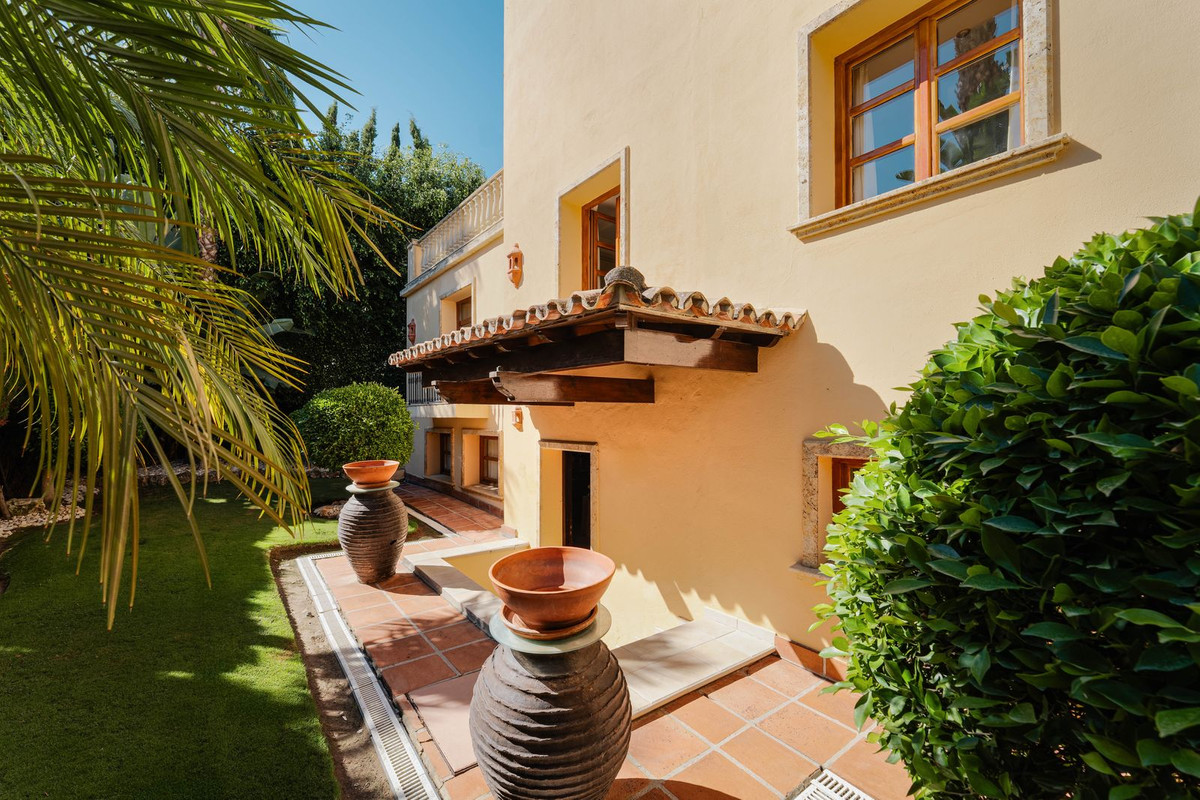 5 Bed Townhouse for sale in Nueva Andalucía Costa Del Sol, Málaga, Spain