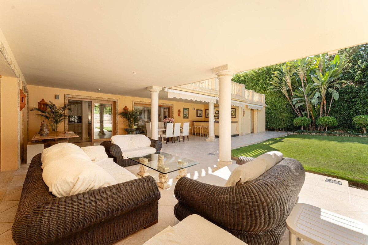5 Bed Townhouse for sale in Nueva Andalucía Costa Del Sol, Málaga, Spain