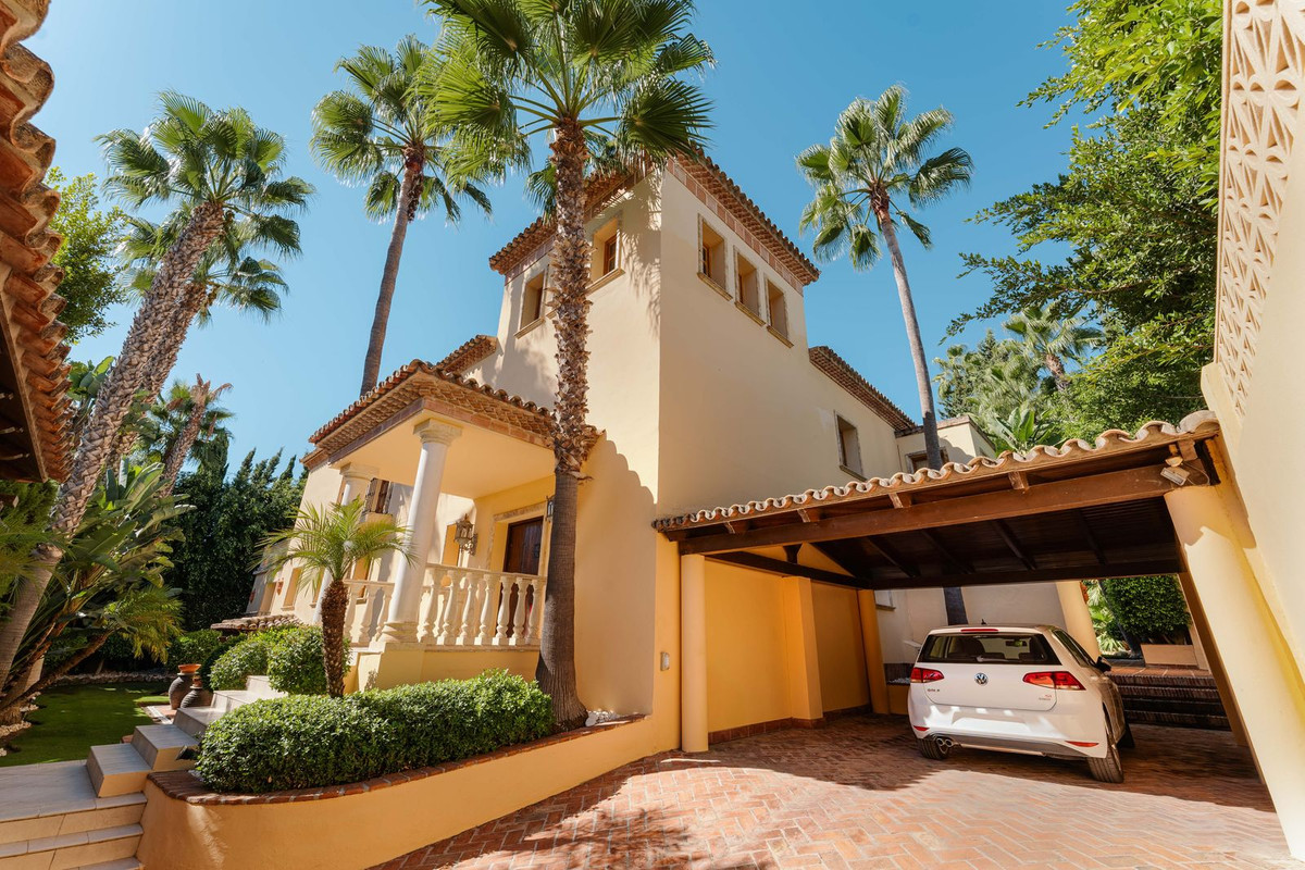 5 Bed Townhouse for sale in Nueva Andalucía Costa Del Sol, Málaga, Spain