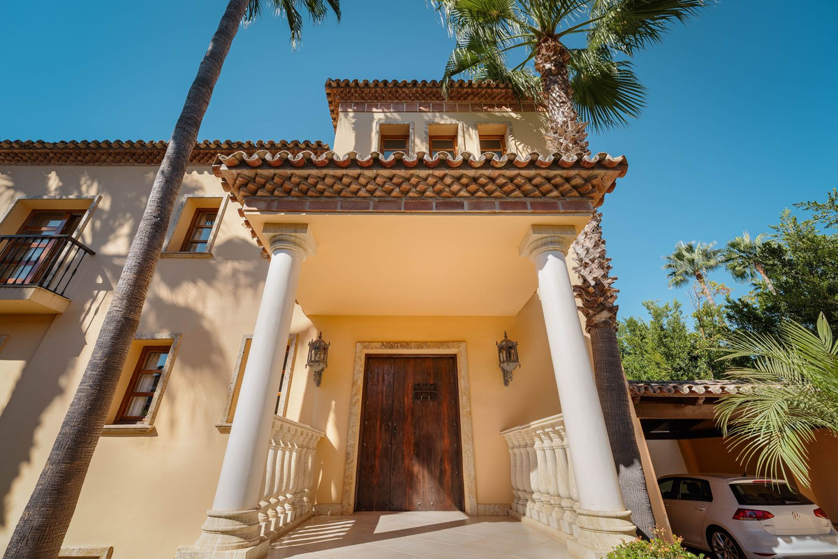 5 Bed Townhouse for sale in Nueva Andalucía Costa Del Sol, Málaga, Spain