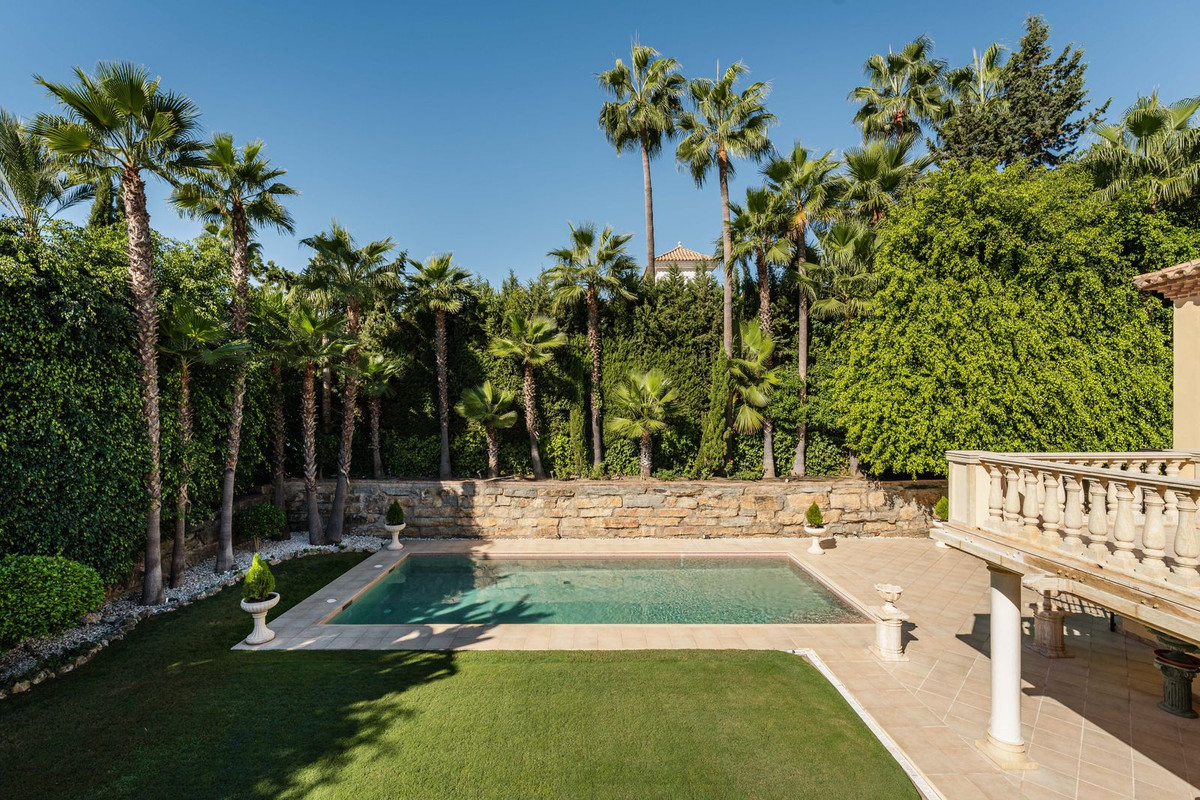 5 Bed Townhouse for sale in Nueva Andalucía Costa Del Sol, Málaga, Spain