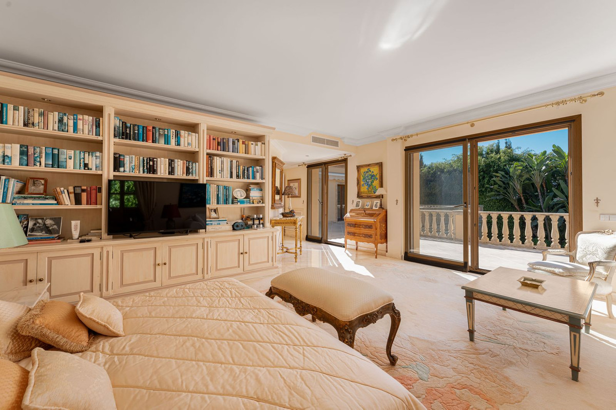 5 Bed Townhouse for sale in Nueva Andalucía Costa Del Sol, Málaga, Spain