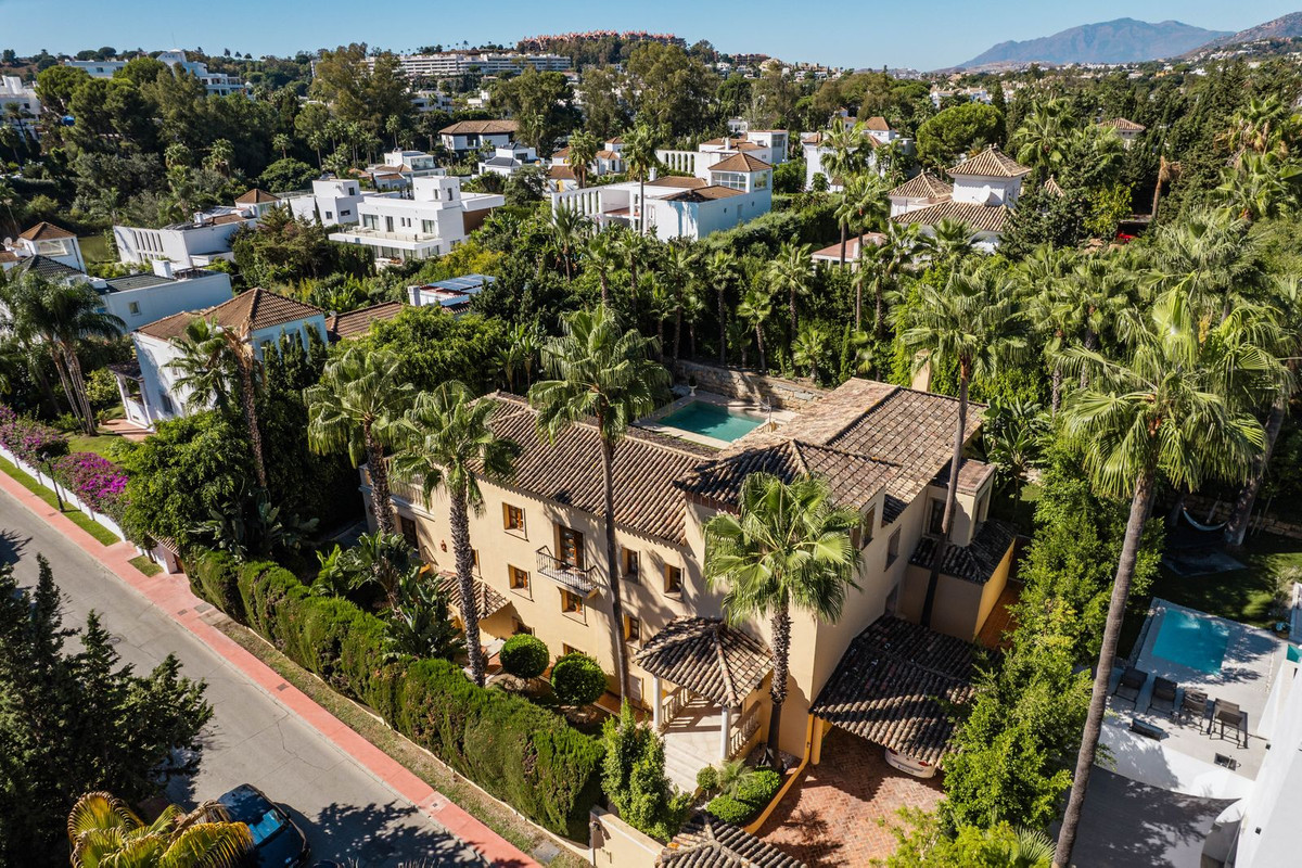 5 Bed Townhouse for sale in Nueva Andalucía Costa Del Sol, Málaga, Spain