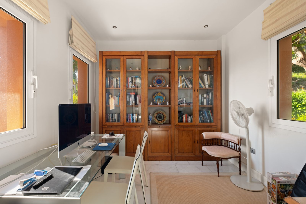 5 Bed Townhouse for sale in La Mairena Costa Del Sol, Málaga, Spain