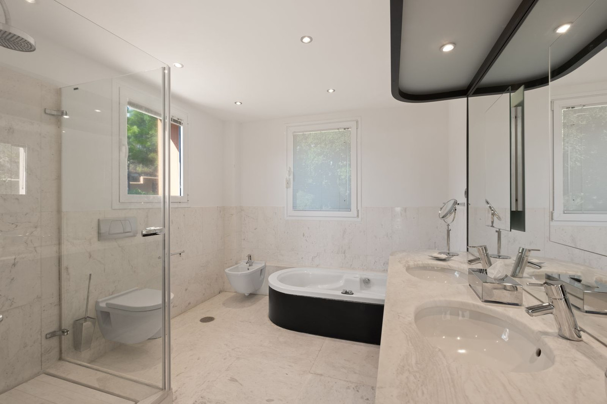 5 Bed Townhouse for sale in La Mairena Costa Del Sol, Málaga, Spain