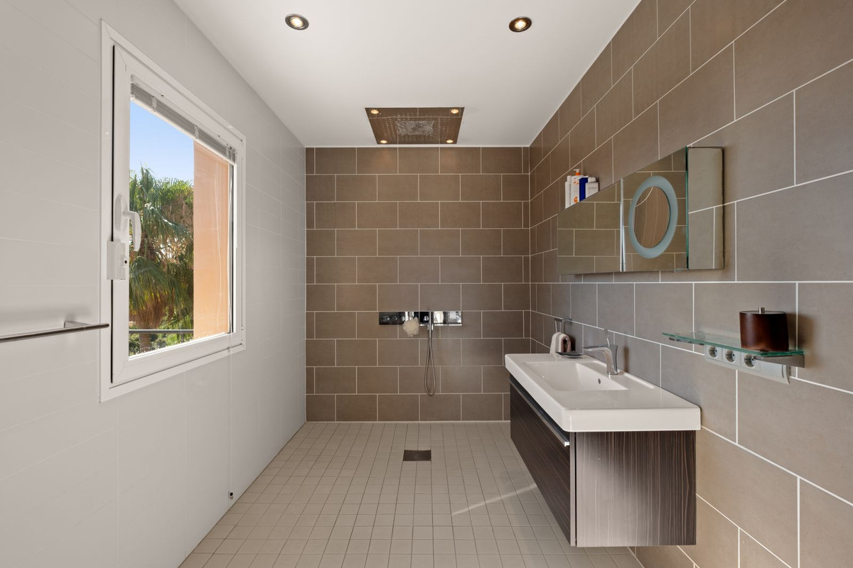 5 Bed Townhouse for sale in La Mairena Costa Del Sol, Málaga, Spain