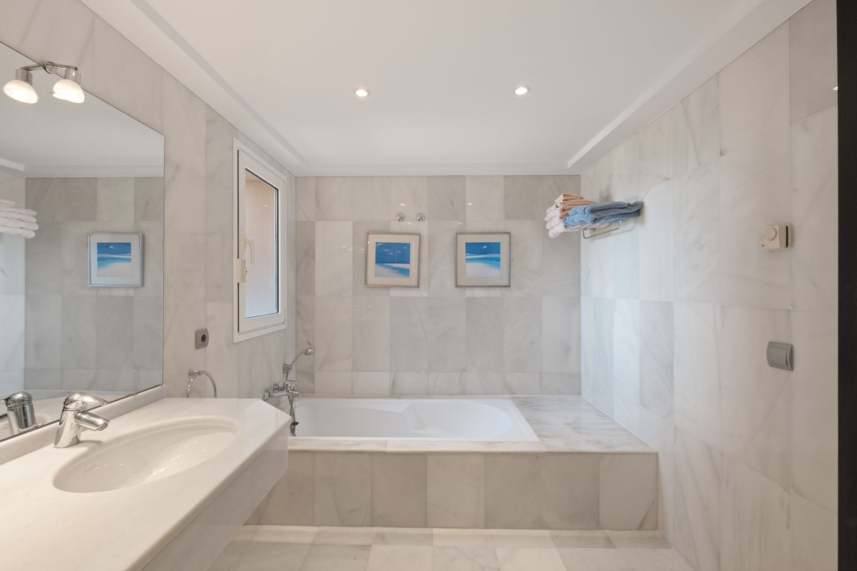 5 Bed Townhouse for sale in La Mairena Costa Del Sol, Málaga, Spain