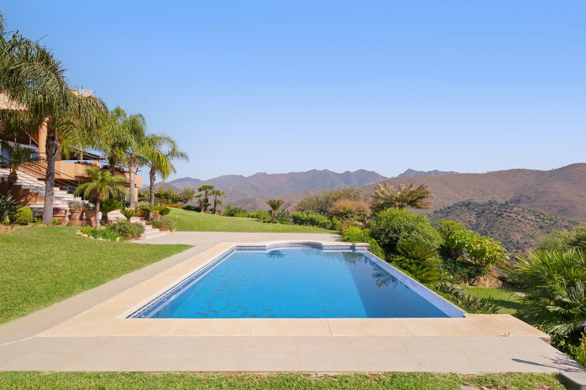 5 Bed Townhouse for sale in La Mairena Costa Del Sol, Málaga, Spain